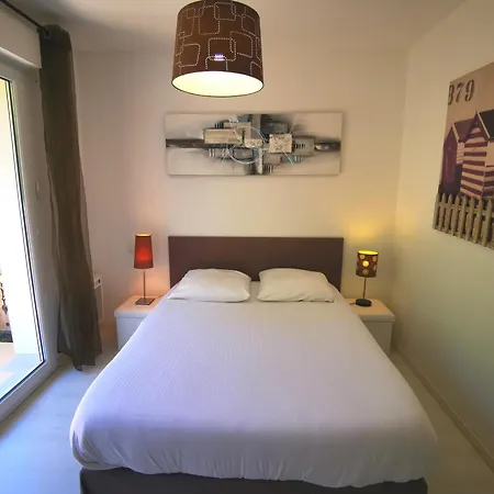 90 M2 Avec Parking Terrasse Balcons, Proche Du Port Et Plages