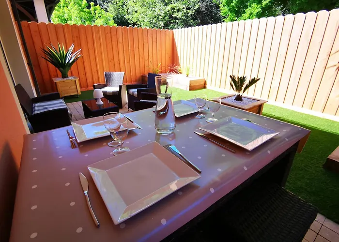 90 M2 Avec Parking Terrasse Balcons, Proche Du Port Et Plages アパート