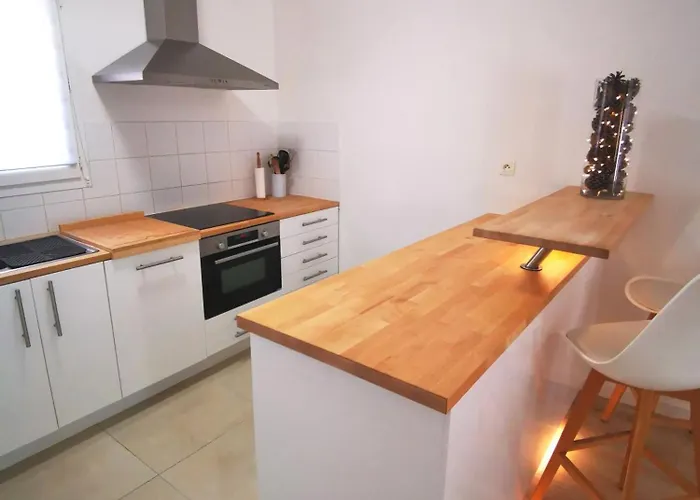 Apartmán 90 M2 Avec Parking Terrasse Balcons, Proche Du Port Et Plages *