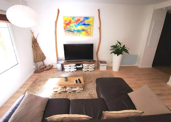 90 M2 Avec Parking Terrasse Balcons, Proche Du Port Et Plages