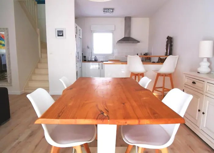 90 M2 Avec Parking Terrasse Balcons, Proche Du Port Et Plages Apartmán