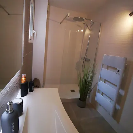 90 M2 Avec Parking Terrasse Balcons, Proche Du Port Et Plages Lägenhet *