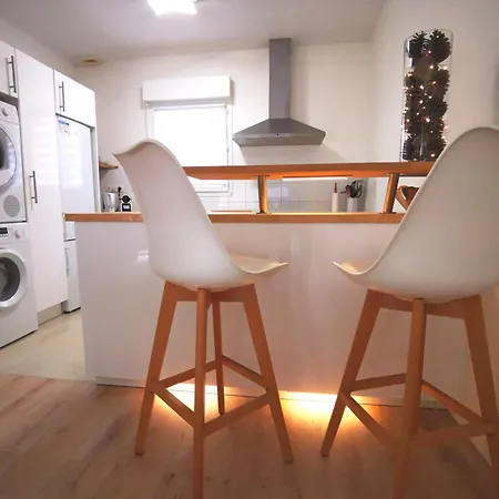90 M2 Avec Parking Terrasse Balcons, Proche Du Port Et Plages Appartement *