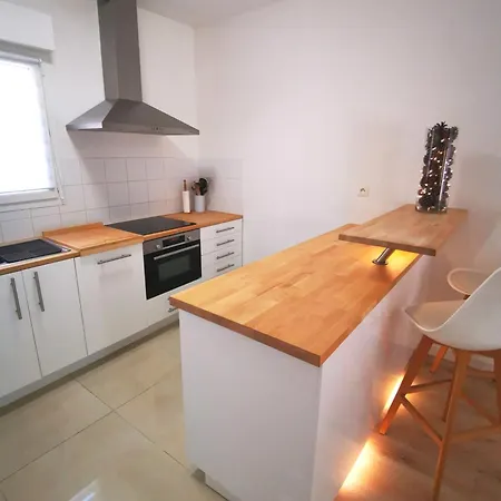 Lägenhet 90 M2 Avec Parking Terrasse Balcons, Proche Du Port Et Plages *