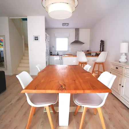 90 M2 Avec Parking Terrasse Balcons, Proche Du Port Et Plages Lägenhet