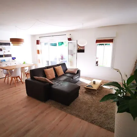 Appartement 90 M2 Avec Parking Terrasse Balcons, Proche Du Port Et Plages *