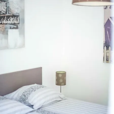 Lägenhet 90 M2 Avec Parking Terrasse Balcons, Proche Du Port Et Plages